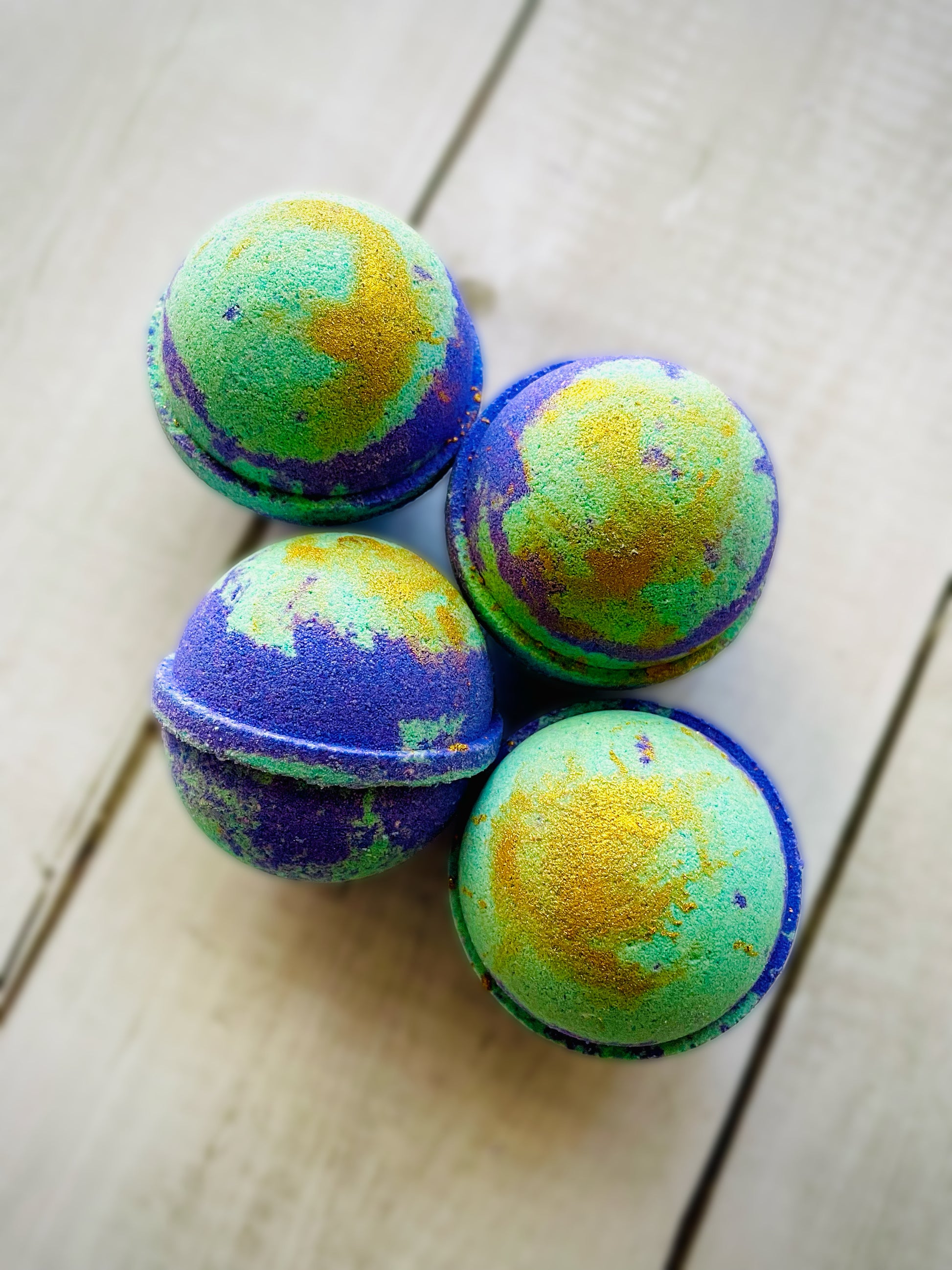 Four bath bombs with a Saturn ring. 